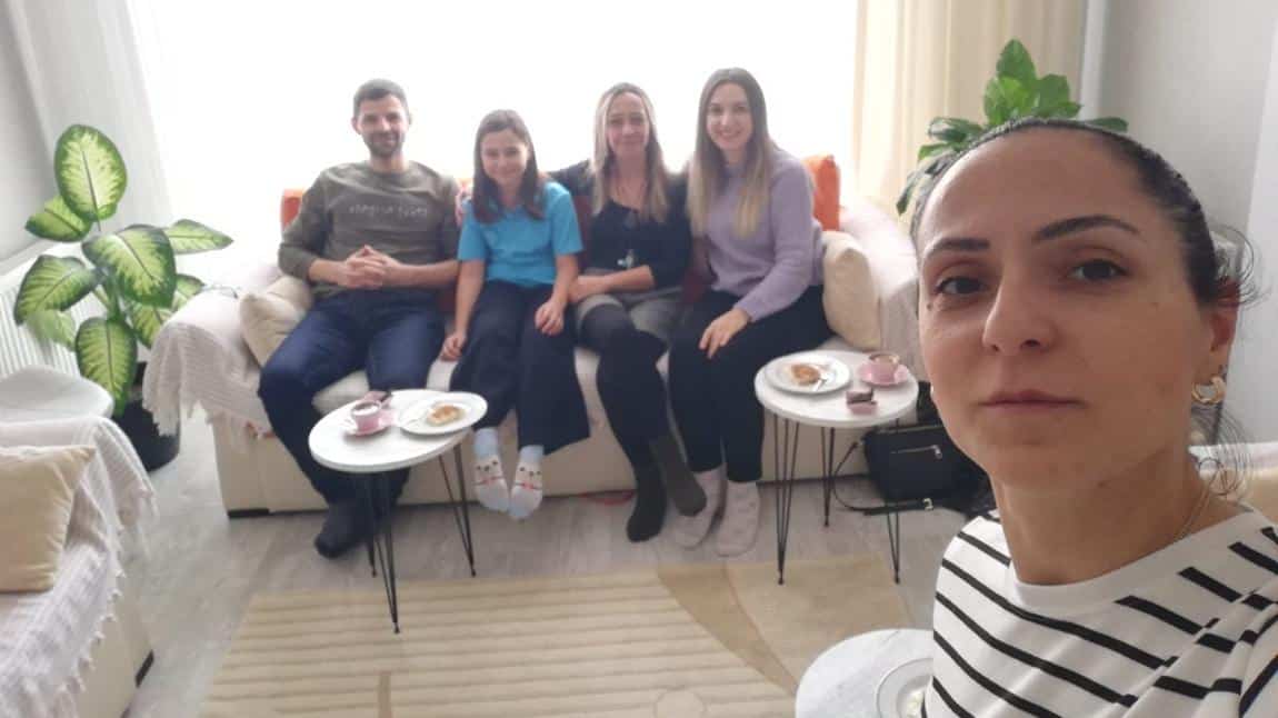 Hoşbulduk projemizde bu ay öğrencimiz Elif Görmez'in ailesini ziyaret ettik.