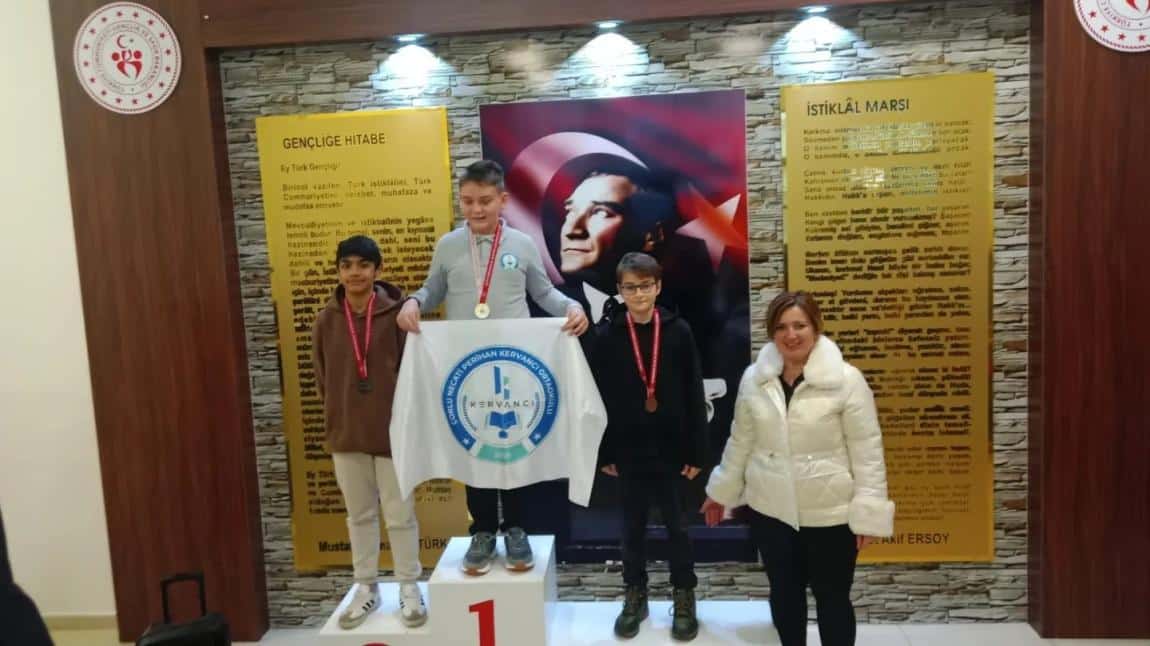 Okulumuz 8-B sınıfı öğrencilerinden Hamza Erik İlçe kulami turnuvasında 2. Olarak madalya almaya hak kazandı. Öğrencimizi tebrik ediyor, başarılarının daim olmasını diliyoruz.